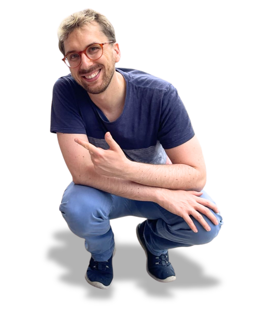 Fabian kniend zeigt auf etwas